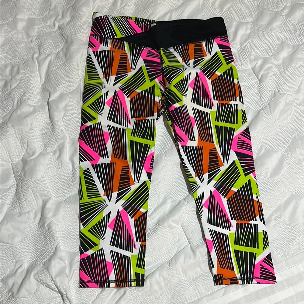 Fabletics cropped leggings/capris in tribal geo print size medium
